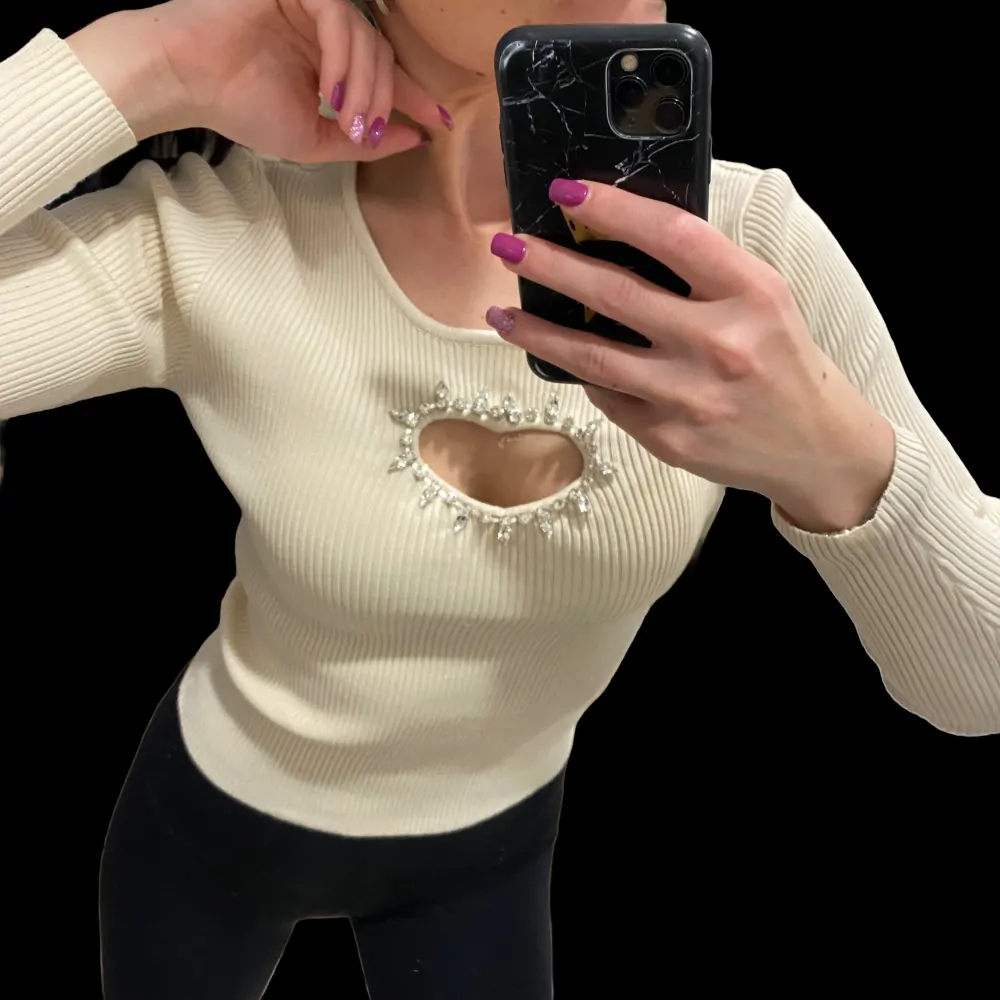  Elasticky pulovrik so srdiečkovým výrezom