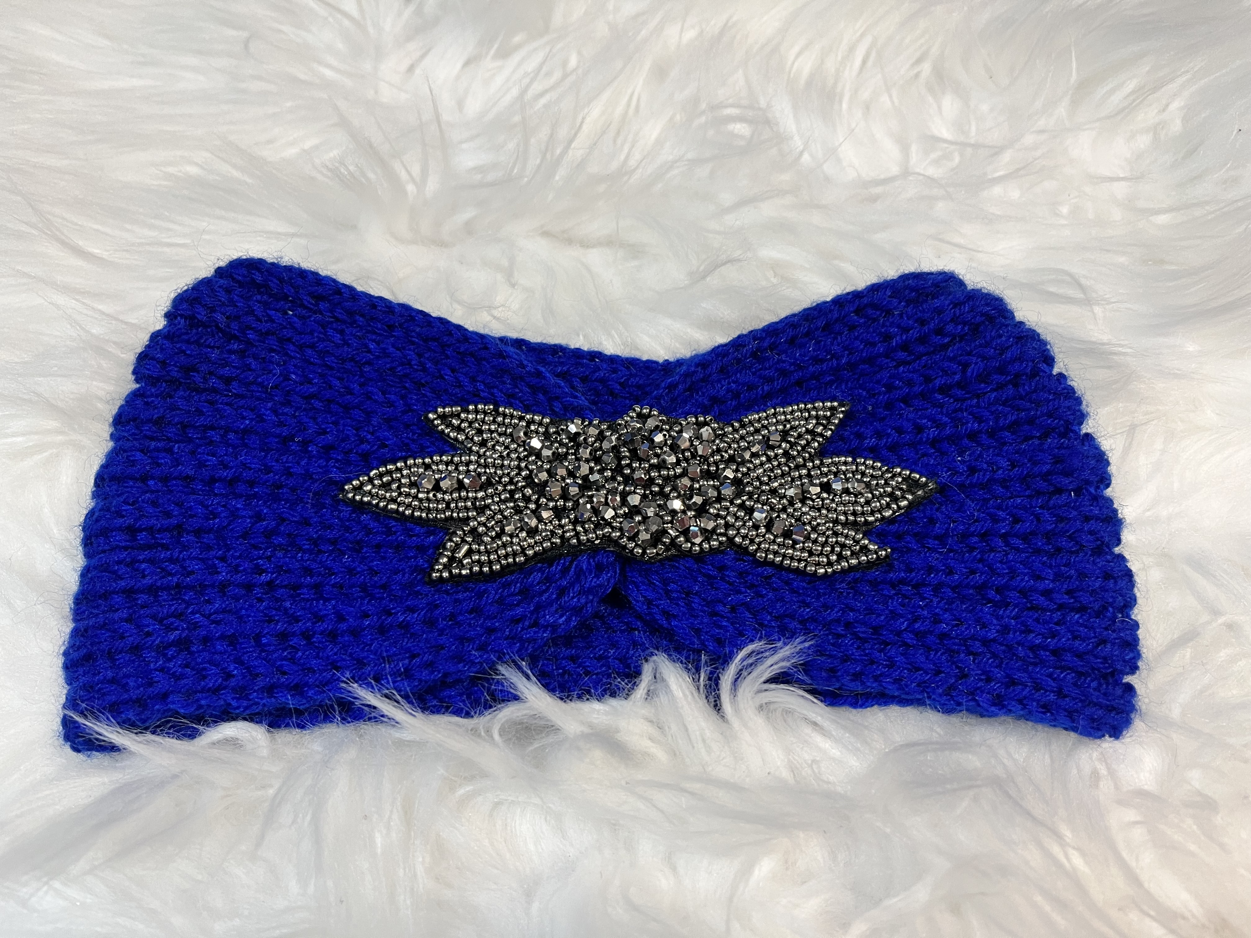 Bordová pletená čelenka s aplikáciou