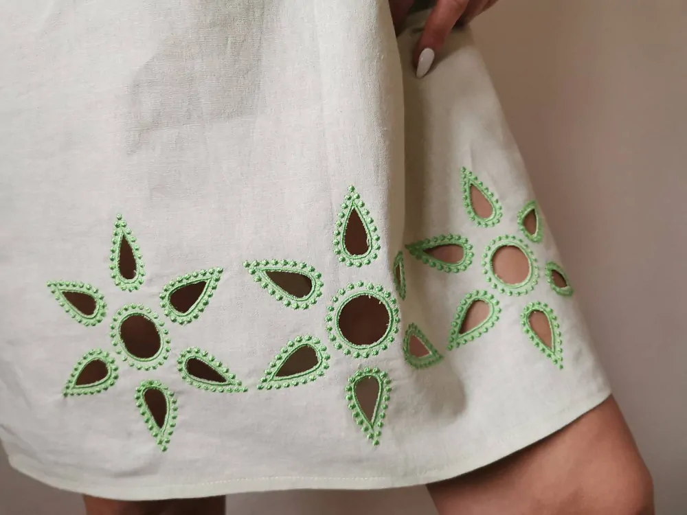 Ľanové šaty so zelenými kvietkami