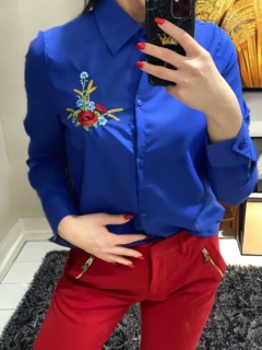 Modrá košeľa s vyšívanými makmi