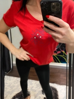 Červené tričko s výšivkou