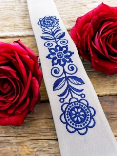 Modrý vyšívaný opasok